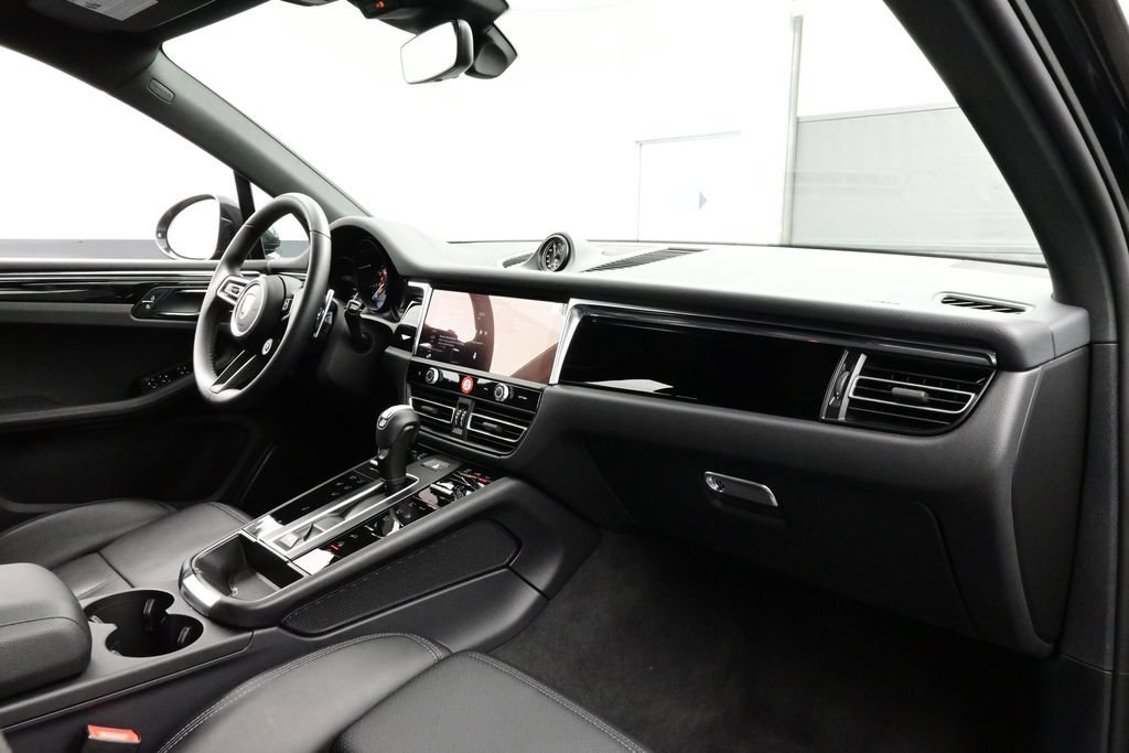 Certified 2025 Porsche Macan AWD/4WD image 18