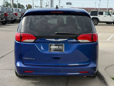 Used 2018 Chrysler Pacifica L FWD image 5