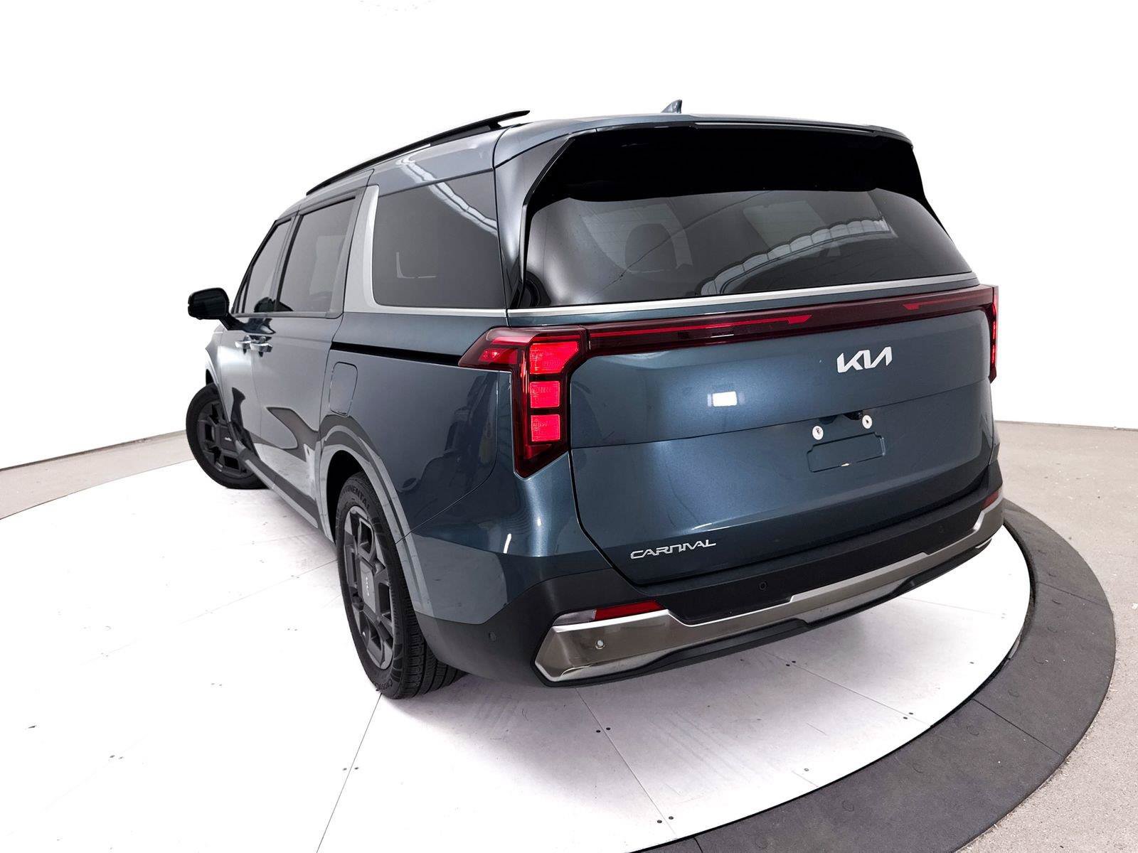 Used 2025 Kia Carnival SX FWD image 8