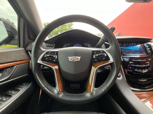 Used 2017 Cadillac Escalade Luxury AWD/4WD image 35