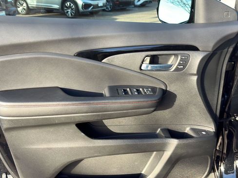 Certified 2025 Honda Ridgeline Black Edition image 13