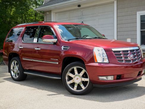 Used 2010 Cadillac Escalade Luxury AWD/4WD image 3