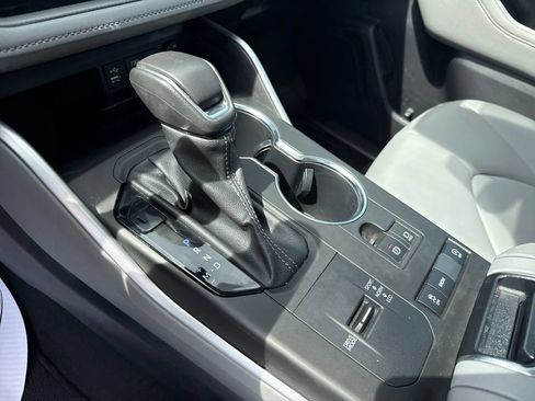 Used 2022 Toyota Highlander XLE FWD image 27