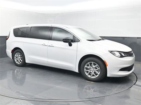New 2026 Chrysler Voyager LX image 7
