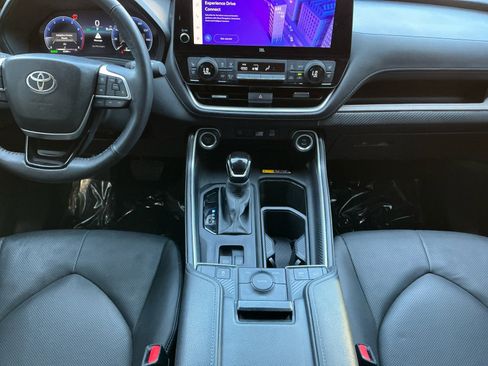 Used 2024 Toyota Grand Highlander Limited image 11