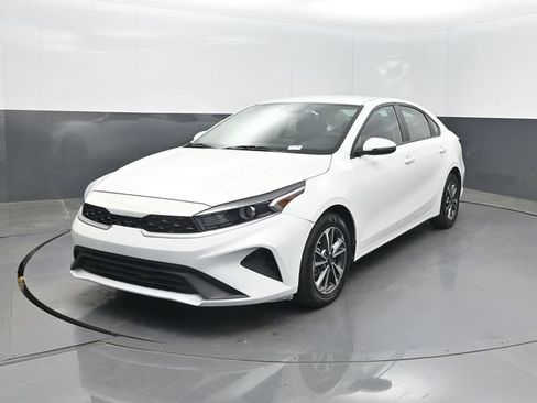 Used 2023 Kia Forte LXS w/ LXS Technology Package FWD image 2