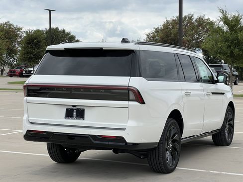 New 2025 Lincoln Navigator L Reserve w/ Jet Appearance Package image 9