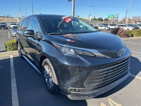 Used 2024 Toyota Sienna LE image 1