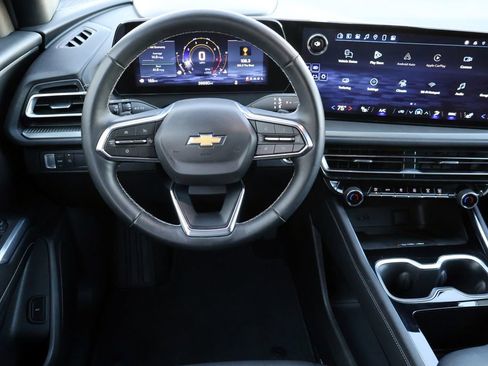 Used 2025 Chevrolet Traverse LT FWD image 5
