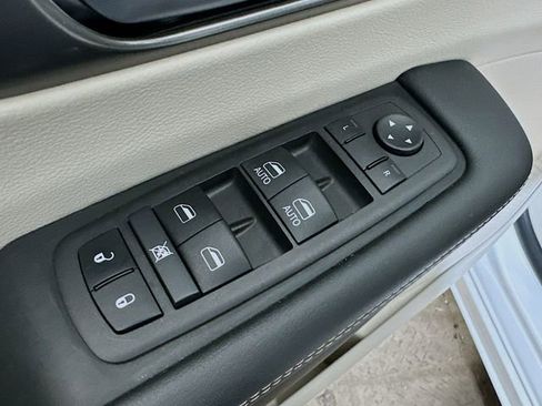 Used 2024 Chrysler Pacifica Touring-L image 8