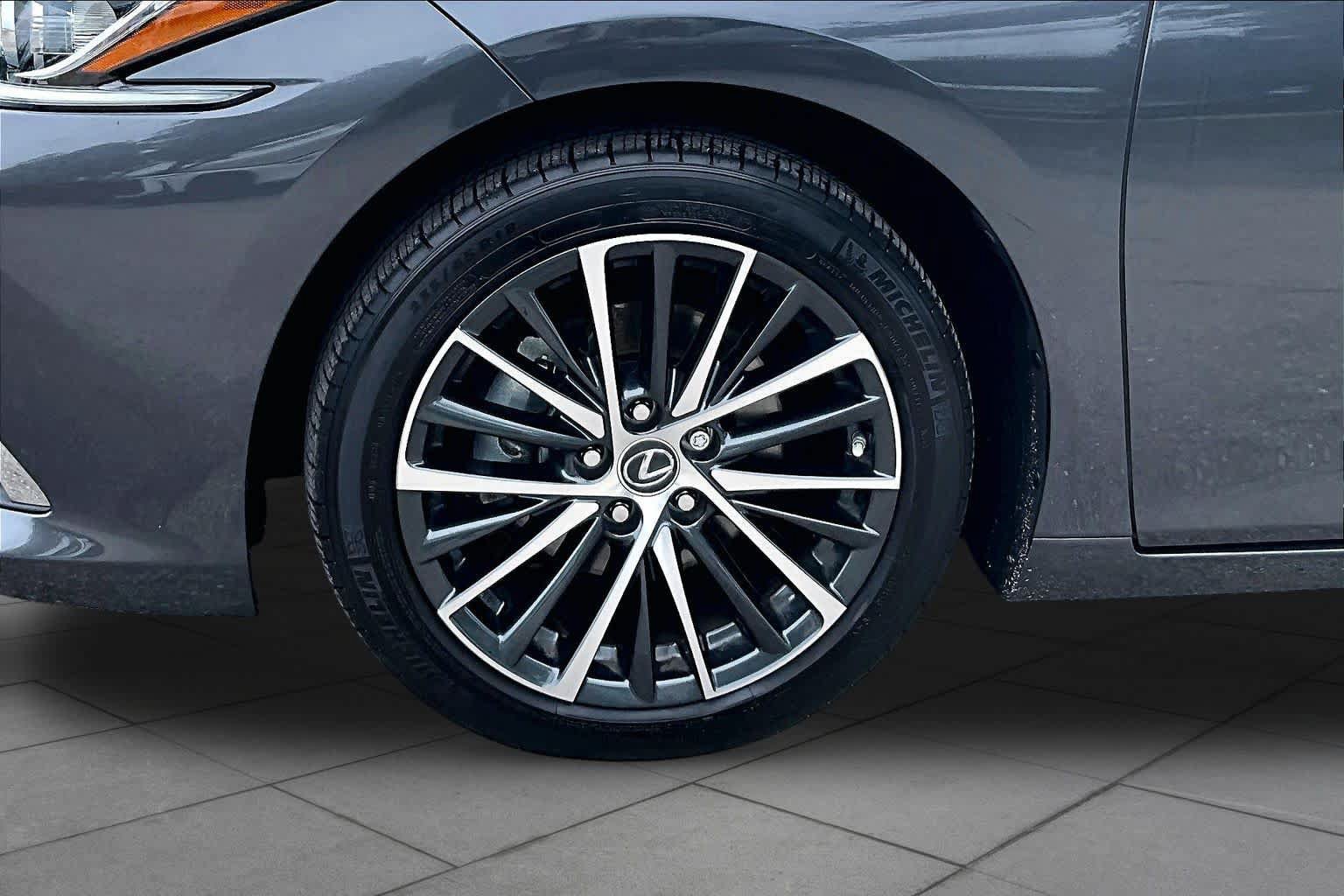 Used 2024 Lexus ES 350 w/ Premium Package FWD image 11