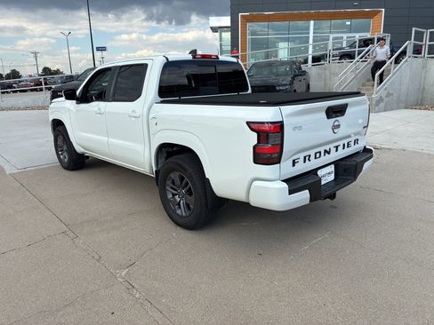 Used 2025 Nissan Frontier SV w/ SV Convenience Package image 3