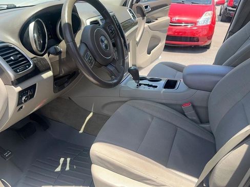 Used 2012 Jeep Grand Cherokee Laredo w/ Laredo E Group AWD/4WD image 27
