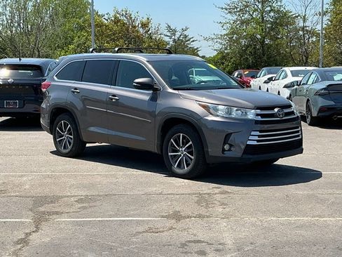 Used 2018 Toyota Highlander XLE FWD image 1