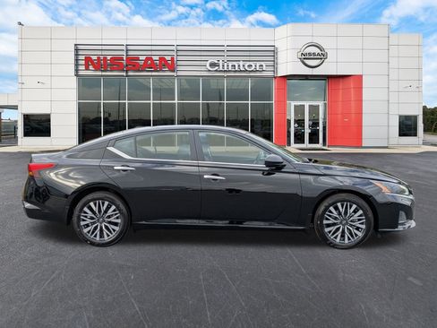 New 2025 Nissan Altima 2.5 SV image 2