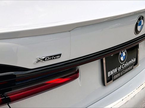 Used 2022 BMW 750i xDrive w/ Luxury Rear Seating Package AWD/4WD image 9