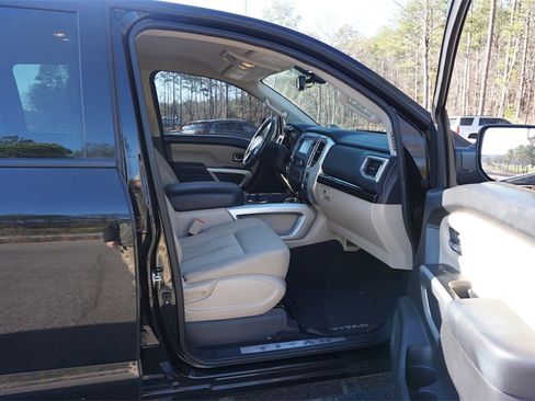 Used 2017 Nissan Titan SV image 17