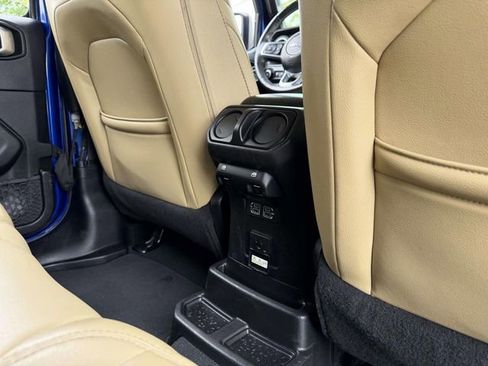 Used 2018 Jeep Wrangler Unlimited Sahara w/ Dual Top Group AWD/4WD image 17