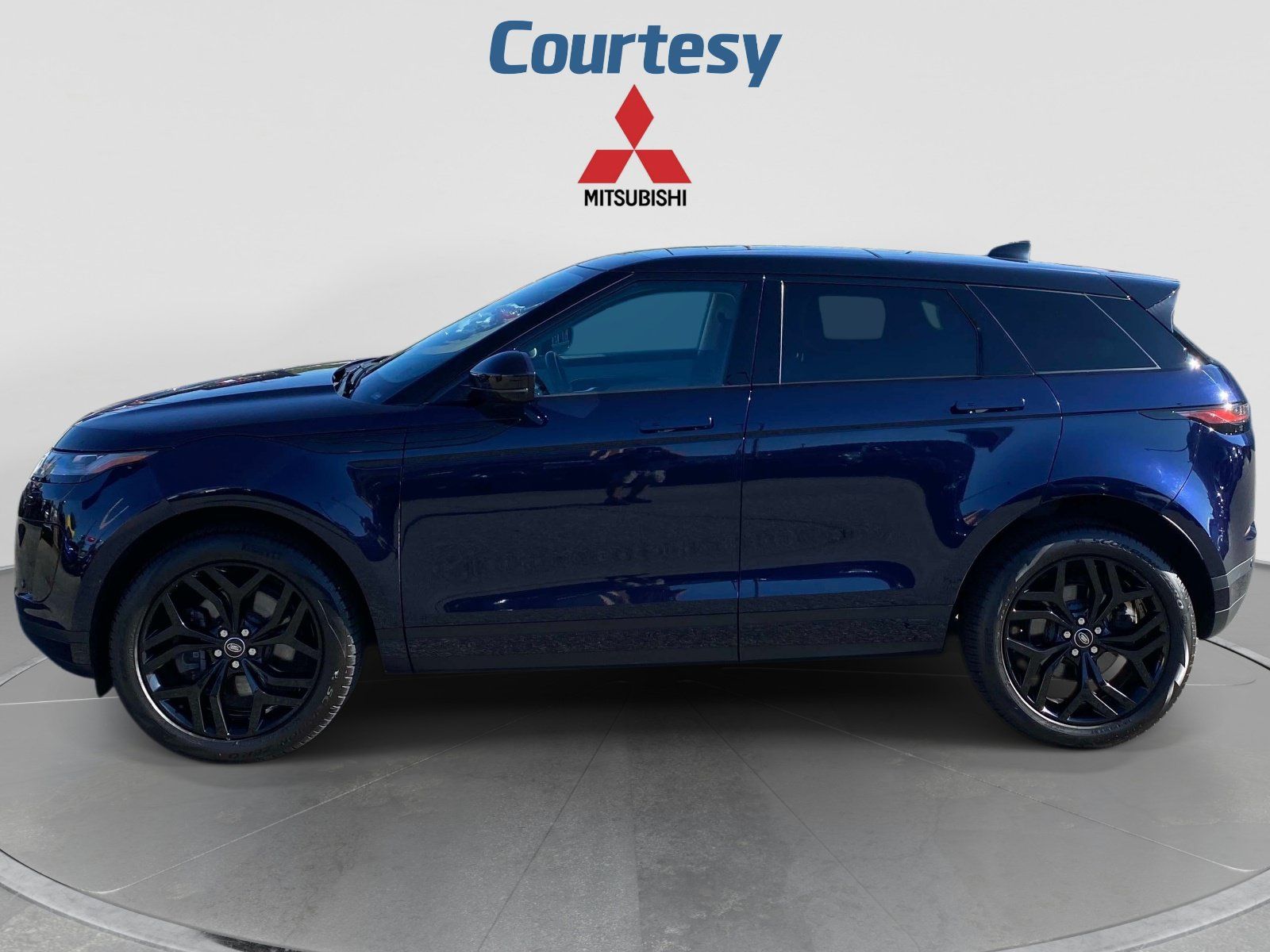 Used 2023 Land Rover Range Rover Evoque SE AWD/4WD image 2