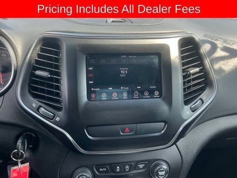 Used 2020 Jeep Cherokee Latitude FWD image 16