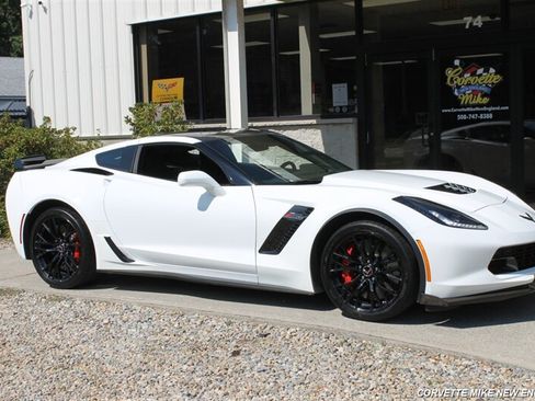 Used 2015 Chevrolet Corvette Z06 w/ 3LZ Preferred Equipment Group RWD image 27