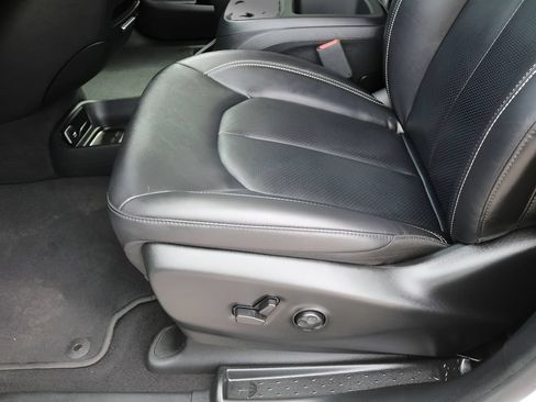 Used 2025 Chrysler Pacifica Select FWD image 13