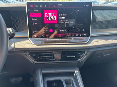 Used 2026 Volkswagen Tiguan SE AWD/4WD image 16