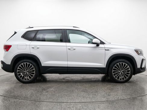Used 2025 Volkswagen Taos SE FWD image 11