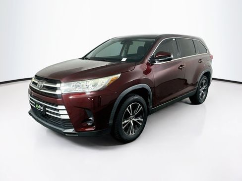 Used 2019 Toyota Highlander LE FWD image 3