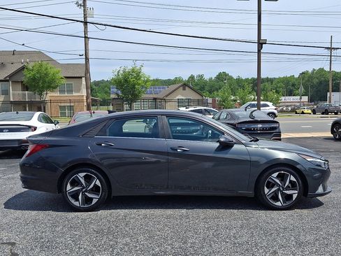 Used 2022 Hyundai Elantra Limited w/ Preferred Accessory Package FWD image 7