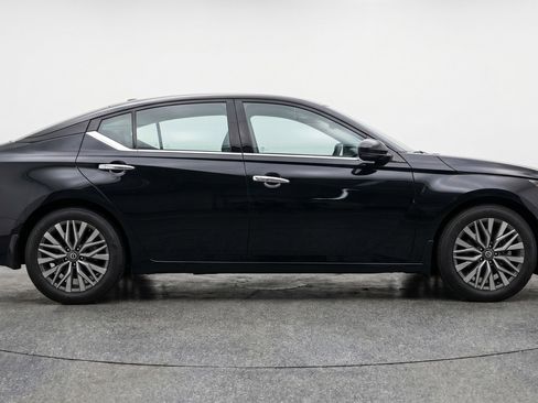 Used 2025 Nissan Altima 2.5 SV FWD image 11