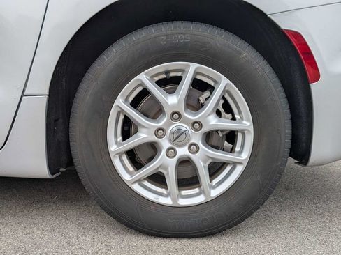 Used 2024 Chrysler Pacifica Touring-L FWD image 14