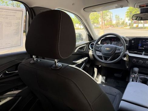 Used 2025 Chevrolet Trax LS FWD image 36