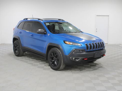 Used 2018 Jeep Cherokee Trailhawk w/ Comfort/Convenience Group AWD/4WD image 1