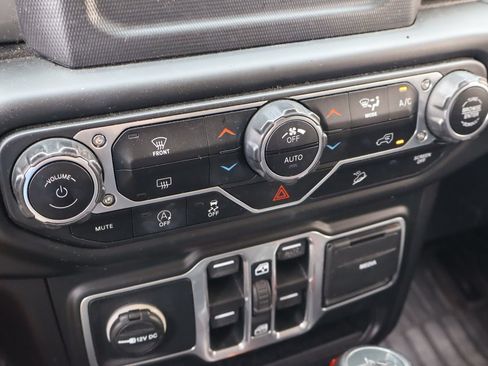 Used 2018 Jeep Wrangler Unlimited Sahara AWD/4WD image 7