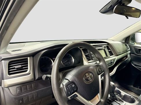 Used 2019 Toyota Highlander LE image 8