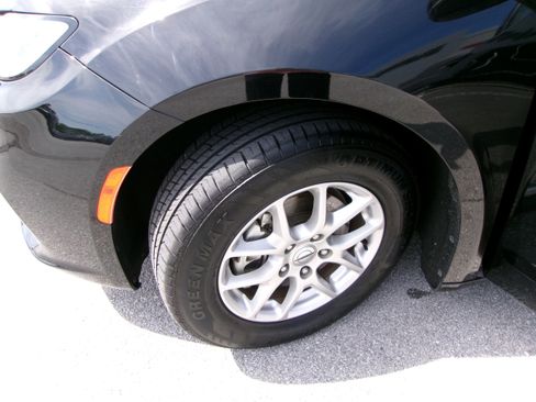 Used 2024 Chrysler Pacifica Touring-L FWD image 7