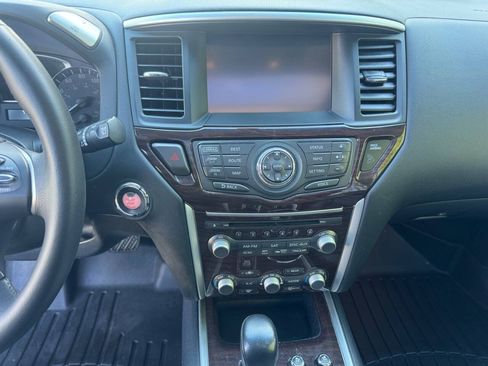 Used 2015 Nissan Pathfinder Platinum w/ Family Entertainment Package FWD image 9