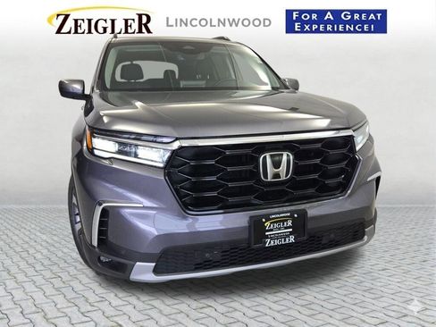 Used 2025 Honda Pilot Touring image 4