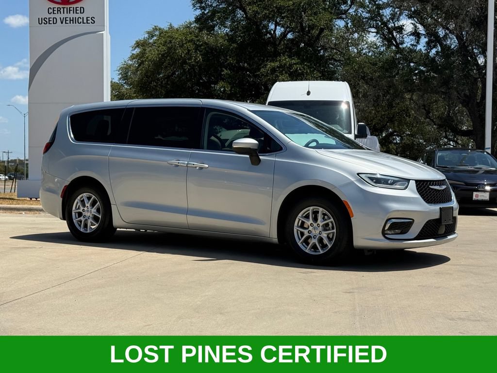 Used 2023 Chrysler Pacifica Touring-L FWD image 6