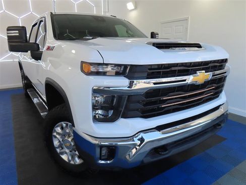 Used 2024 Chevrolet Silverado 2500 LT AWD/4WD image 2