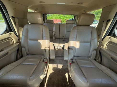 Used 2011 Cadillac Escalade Luxury AWD/4WD image 17