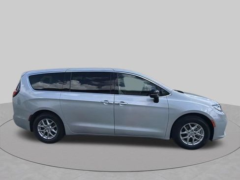 Used 2024 Chrysler Pacifica Touring-L FWD image 2