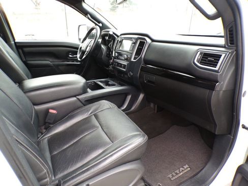 Used 2019 Nissan Titan SV w/ SV Convenience Package AWD/4WD image 14