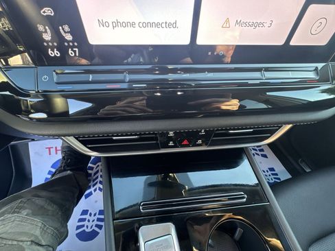 Used 2025 Volkswagen Atlas SE AWD/4WD image 19