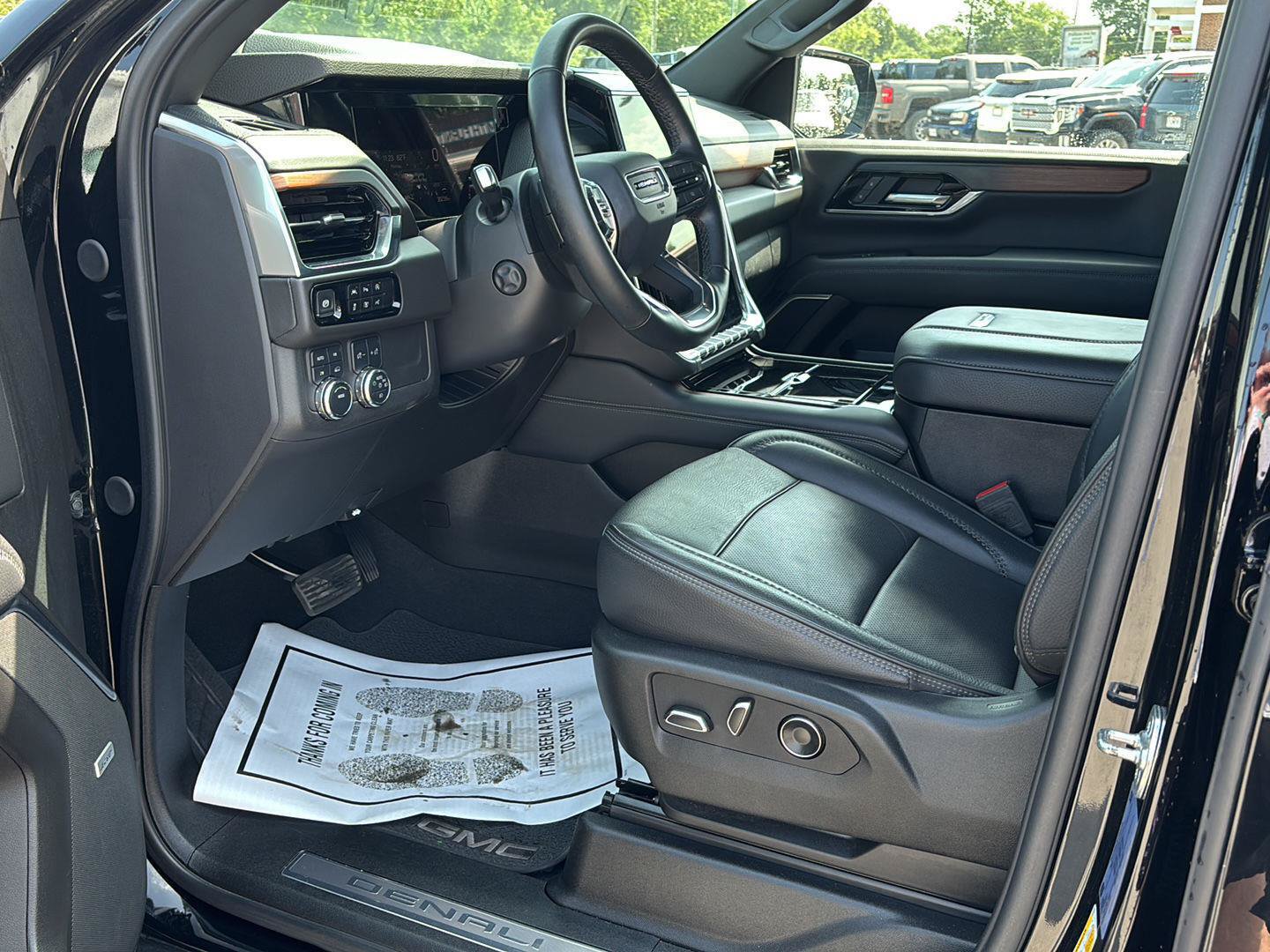 Used 2025 GMC Yukon Denali AWD/4WD image 15