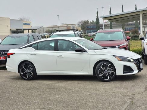 Used 2023 Nissan Altima 2.5 SR image 4