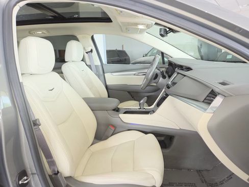 Used 2018 Cadillac XT5 Luxury w/ Driver Awareness Package AWD/4WD image 32