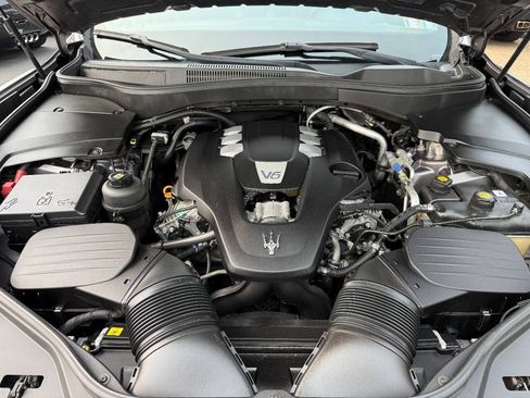 Used 2017 Maserati Levante AWD/4WD image 24