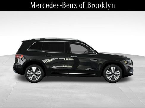 Used 2025 Mercedes-Benz GLB 250 4MATIC image 2